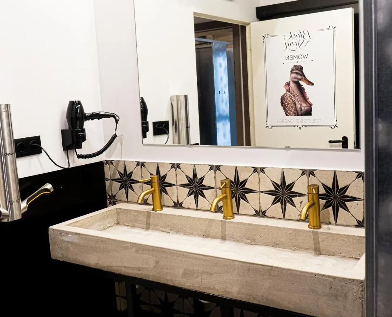 Black Swan Hostel Granada